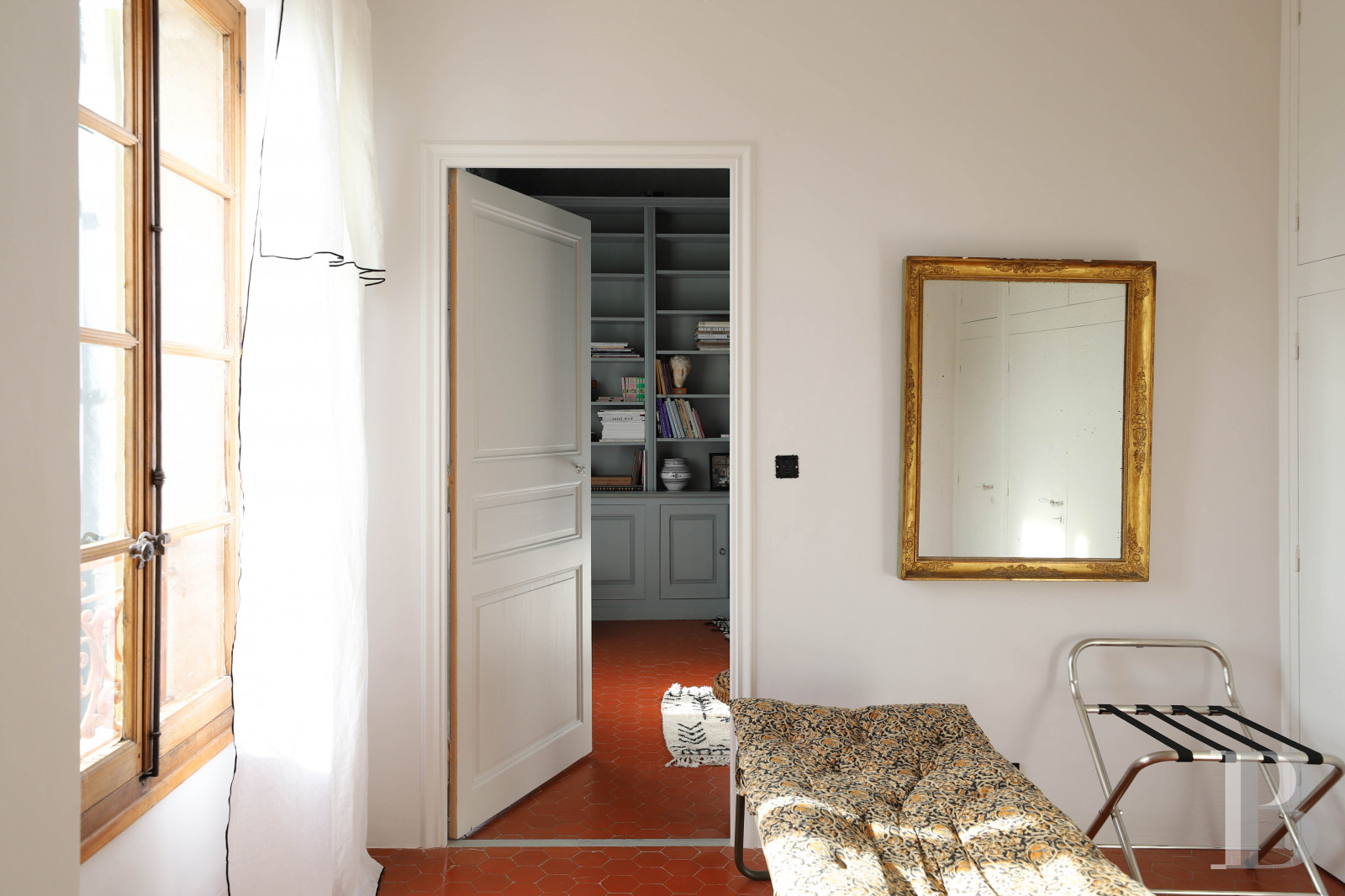 Dans les Alpes-de-Haute-Provence, au sud de Forcalquier, une maison de village traditionnelle et audacieuse - photo  n°30